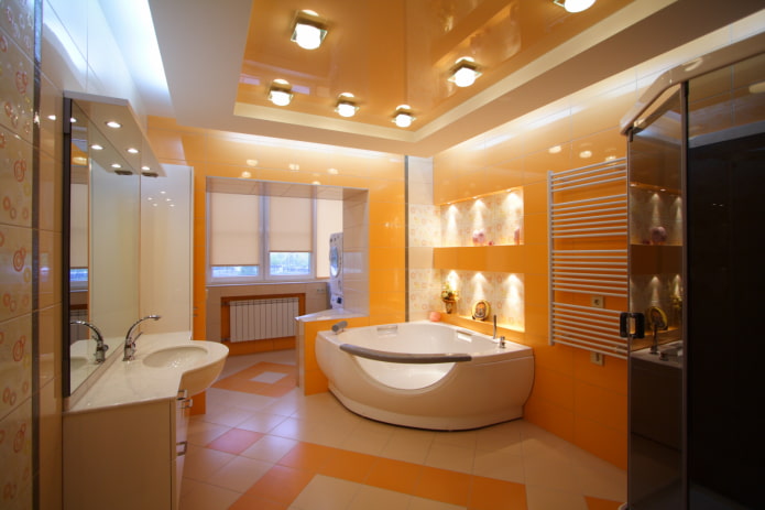 oranžinės lubos vonios interjere