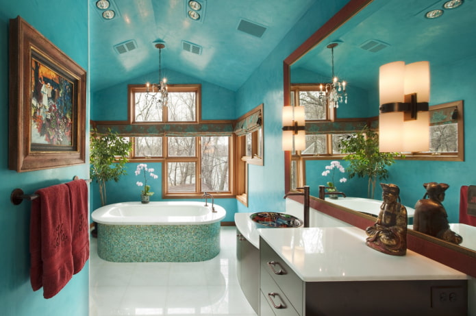 turquoise plafond in het badkamerinterieur