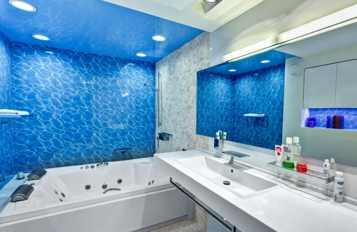 modrý strop v interiéri kúpeľne