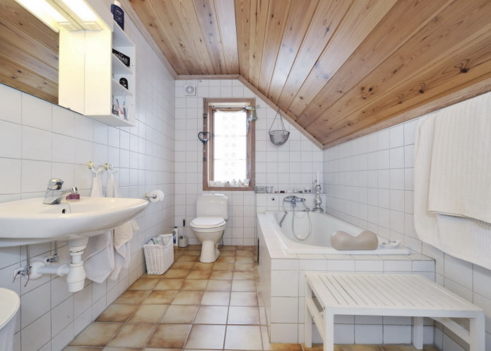 עיצוב תקרה בפנים חדר האמבטיה בעליית הגג