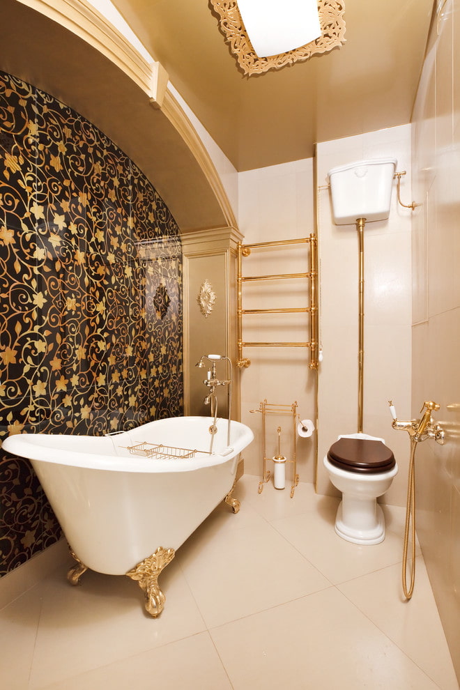 design del soffitto in un bagno combinato con una toilette