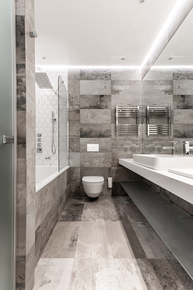 design del soffitto in un bagno combinato con una toilette