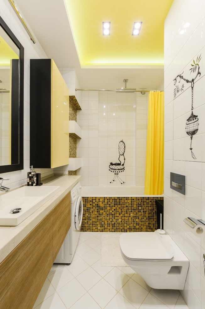 stropní design v koupelně kombinovaný s toaletou