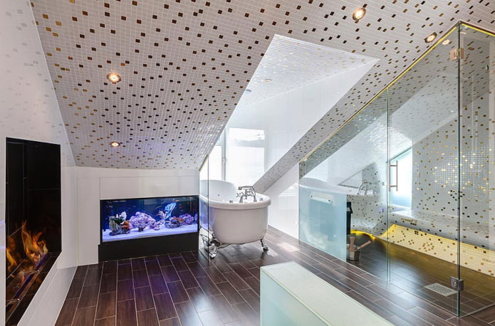 таван с мозайки в интериора на банята