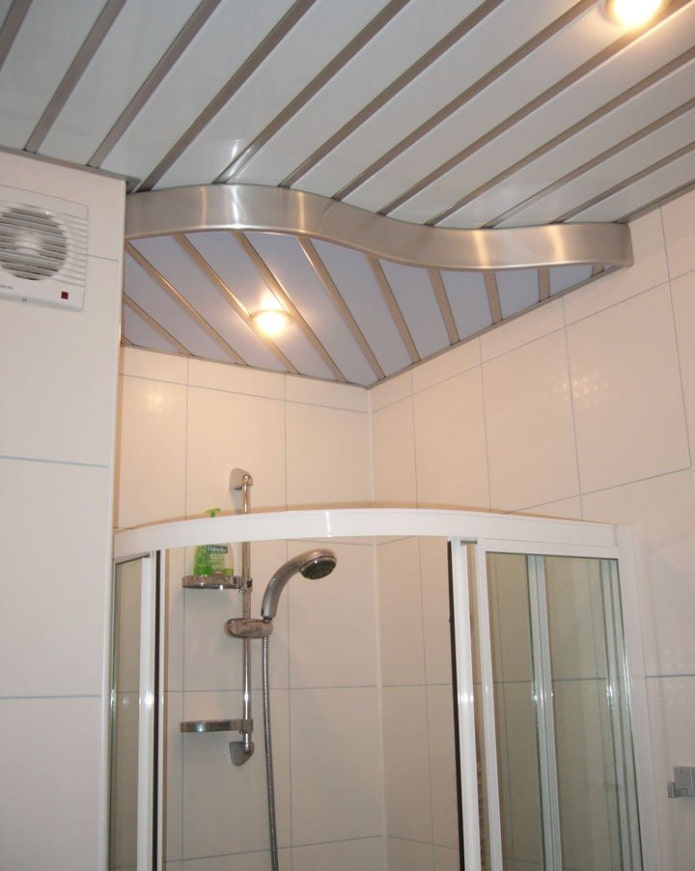 aluminium plafondpanelen in badkamer