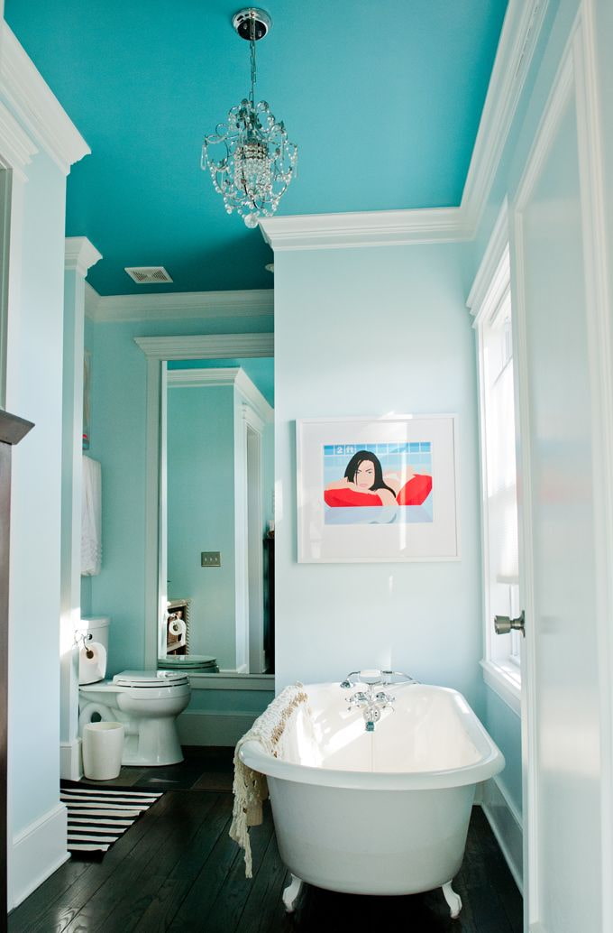 krāsoti griesti vannas istabas interjerā