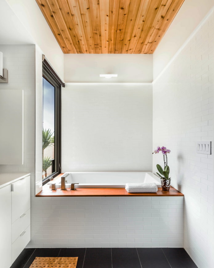 drewniany sufit we wnętrzu łazienki