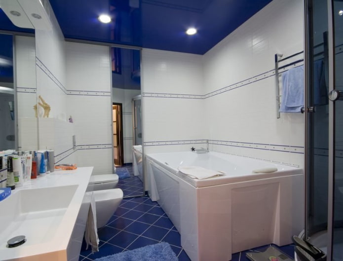 tavan albastru în baie