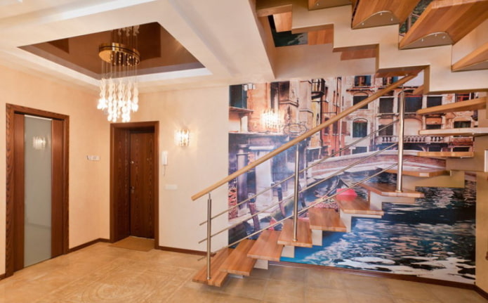 conception de plafond dans le couloir avec escalier