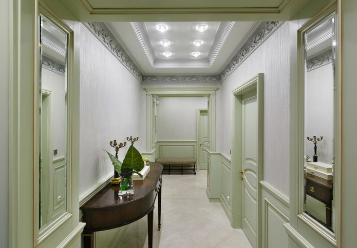neoklasikinio stiliaus lubų dizainas koridoriuje