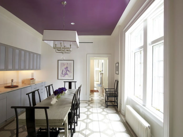 violetinės lubos virtuvės interjere