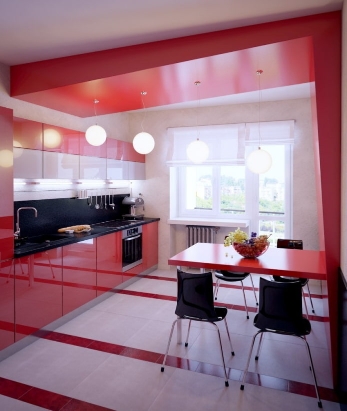 sarkani griesti virtuves interjerā
