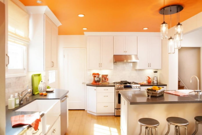 oranžinės lubos virtuvės interjere