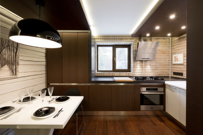 осветен таван във вътрешността на кухнята