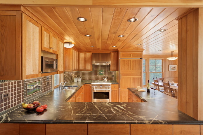 дървени таванни панели в кухнята