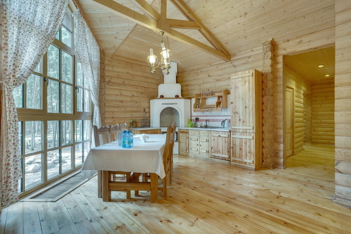 design del soffitto all'interno della cucina in una casa di legno