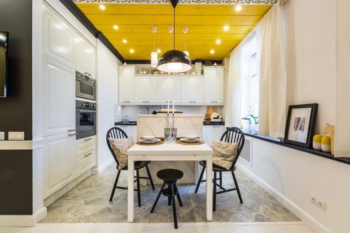 жълт таван в кухнята