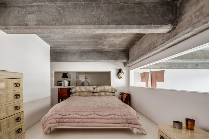 betonowy sufit we wnętrzu sypialni