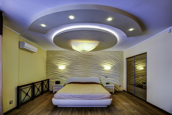 ģeometriskas formas uz griestiem guļamistabas interjerā