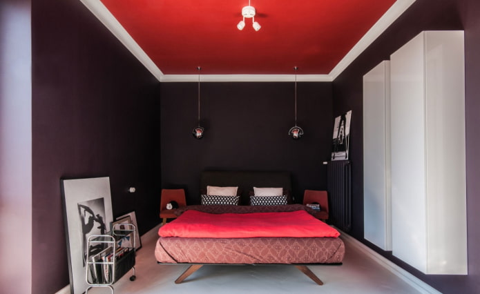 soffitto rosso all'interno della camera da letto