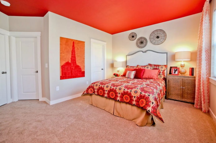 czerwony sufit we wnętrzu sypialni