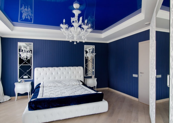 blauw plafond in het interieur van de slaapkamer