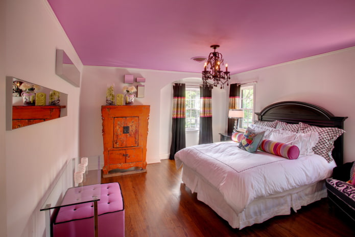 rozā griesti guļamistabas interjerā