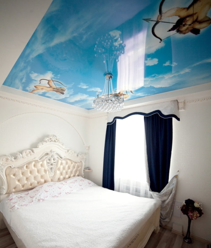 fotoafdrukken op het plafond in het interieur van de slaapkamer