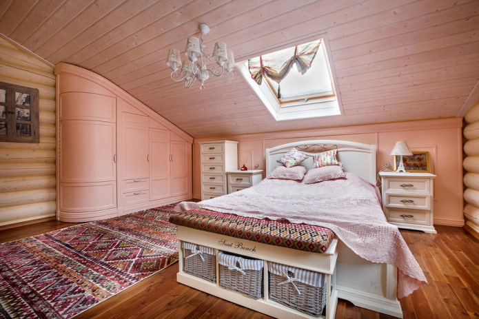 design del soffitto nella camera da letto in mansarda
