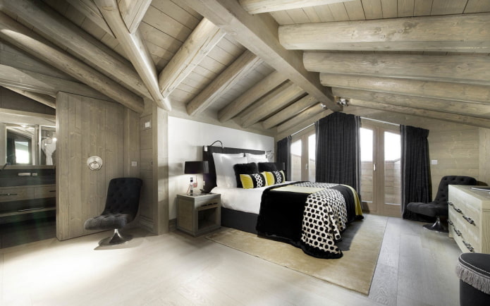 design del soffitto nella camera da letto in mansarda