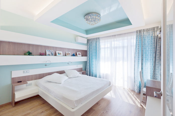 design de tavan în două culori în dormitor