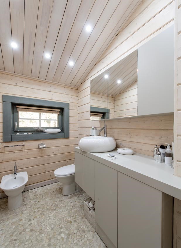 medinės lubos vonios kambaryje