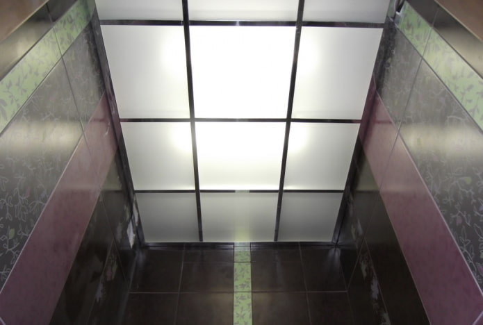 skleněná stropní konstrukce v koupelně