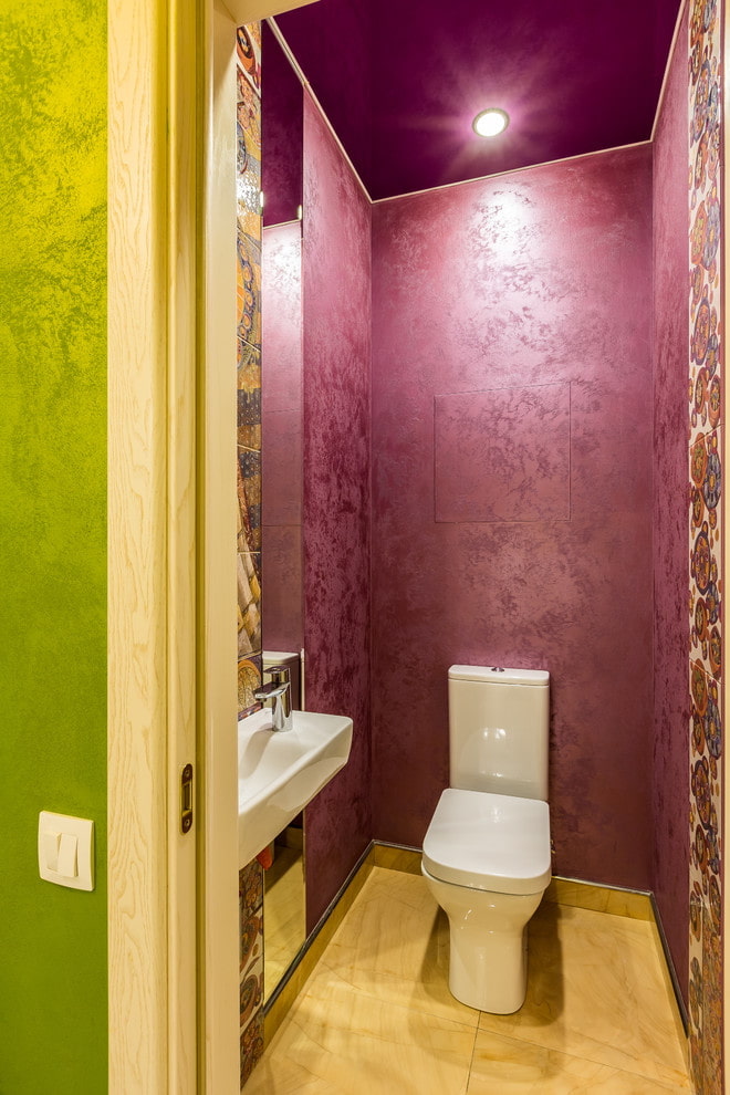 fialový strop v koupelně