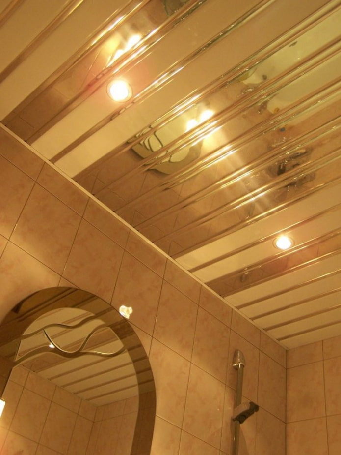 rek opgehangen structuur in de badkamer