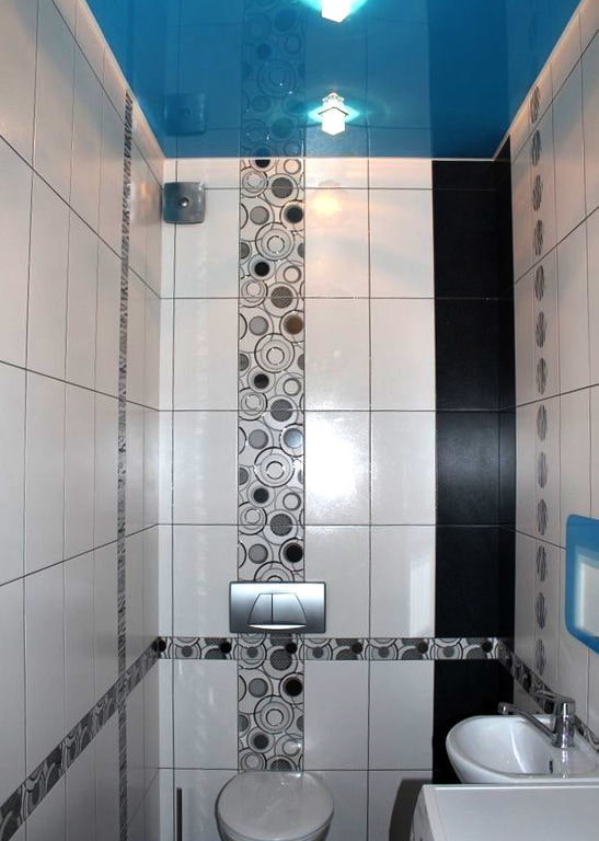 lubos su blizgančia tekstūra vonios kambaryje