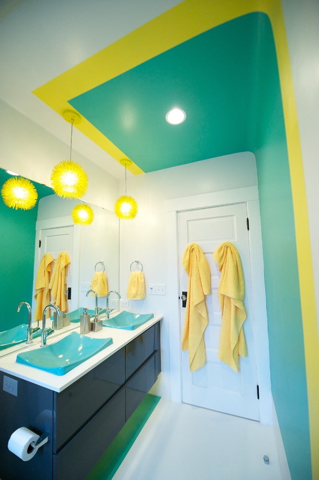 gekleurd plafond in de badkamer