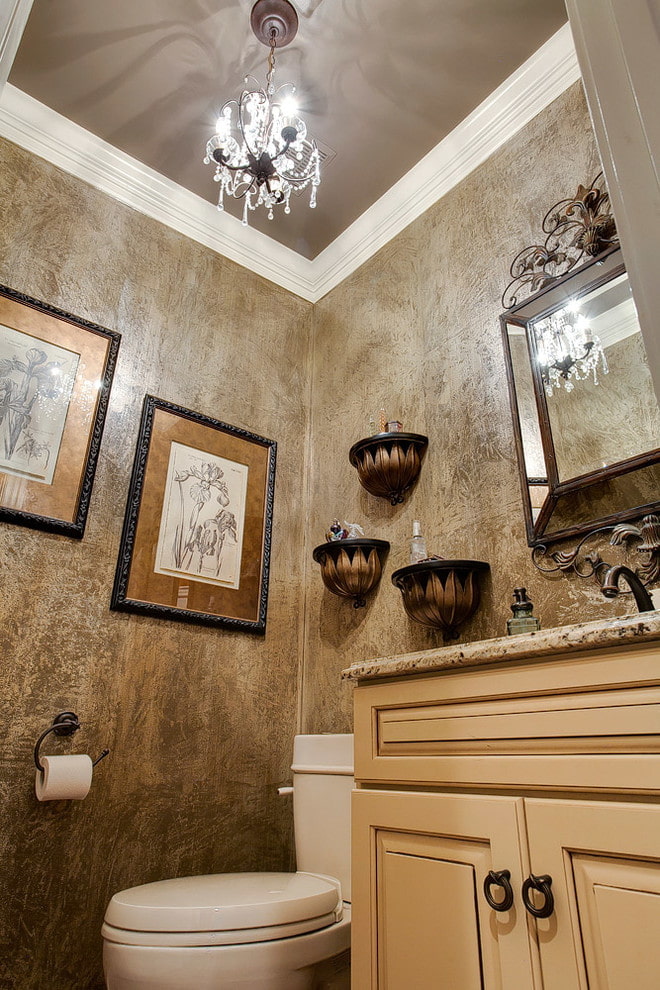 Venetiansk dekorativt gips på toilettet