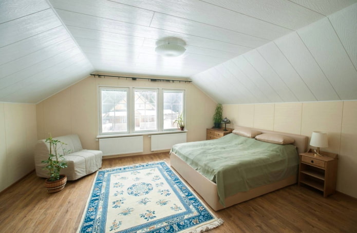 pannelli in PVC a soffitto nella camera da letto in mansarda