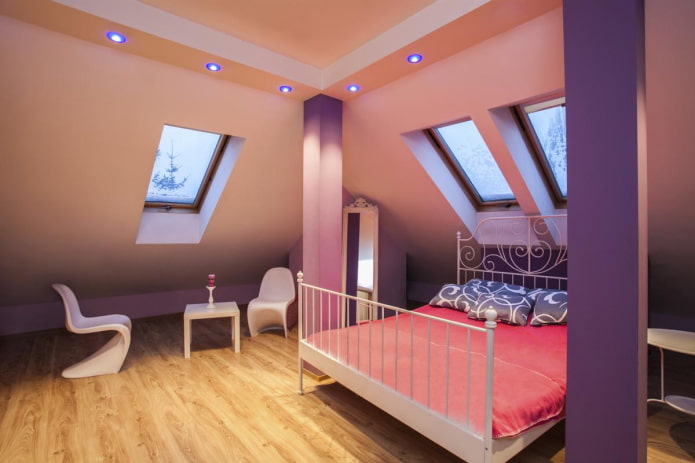 sufit z płyt gipsowo-kartonowych w sypialni na poddaszu