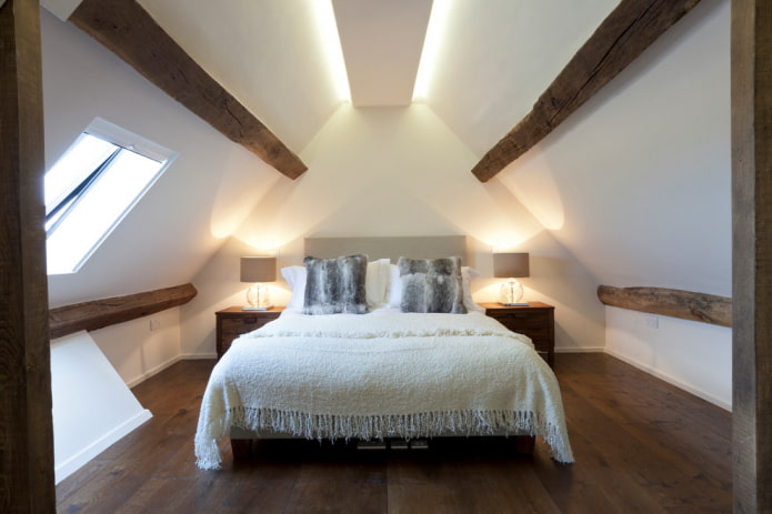 çatı katı yatak odasında kirişli tavan