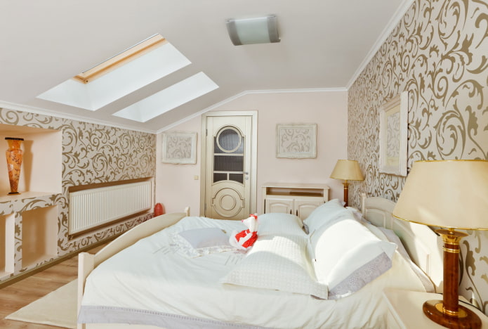 soffitto teso nella camera da letto in mansarda