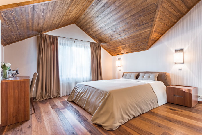 medinės lubos palėpės miegamajame