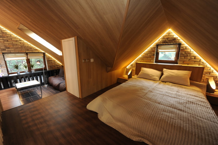 soffitto in legno nella camera da letto mansardata