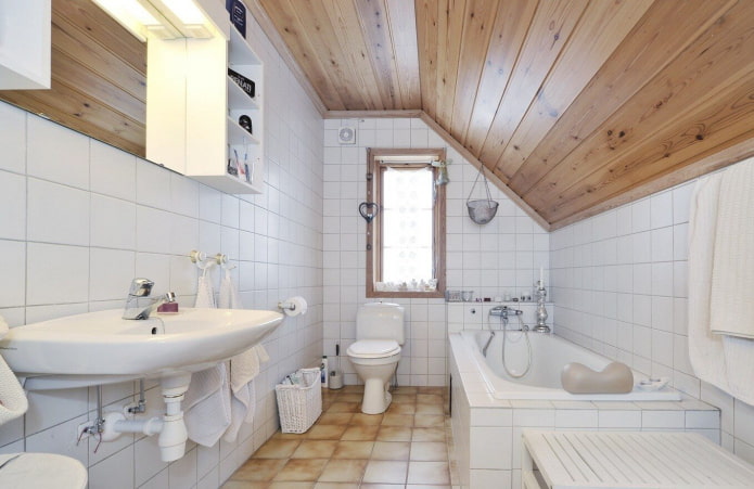 trần gỗ trong phòng tắm trên tầng áp mái