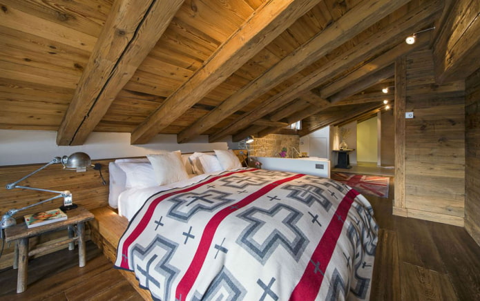drevená stropná konštrukcia v podkroví v štýle horskej chaty