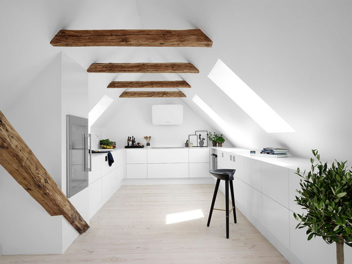 structura tavanului la mansardă în stilul minimalismului