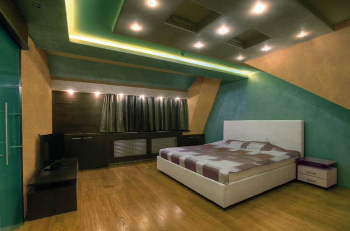 מבנה תקרה מתולתל בחדר השינה בעליית הגג