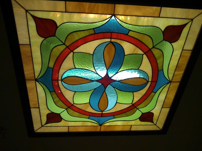 costruzione del soffitto in vetro colorato tiffany