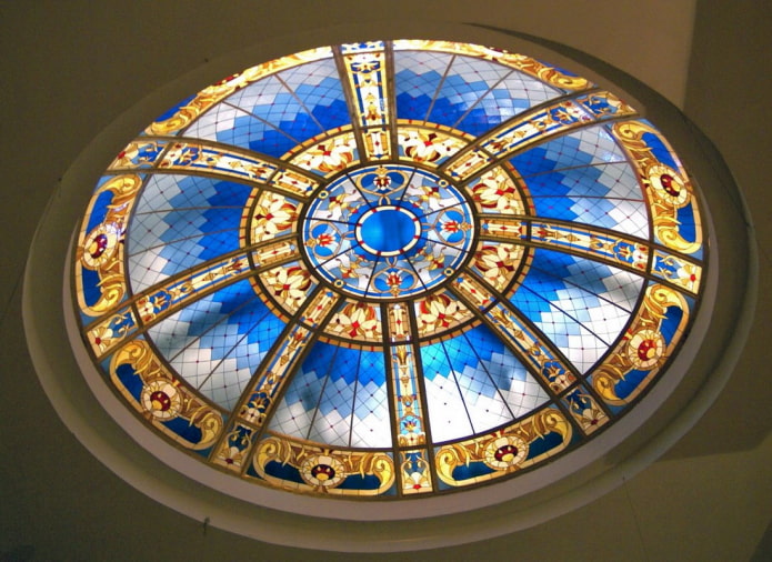 kupola formas vitrāžas griestu konstrukcija